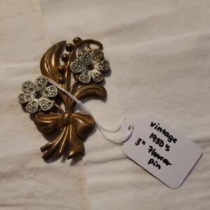Elegant Floral Brooch in Gold and Silver